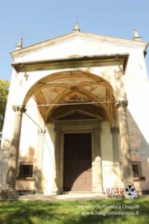 Veduta laterale con cappelle annesse